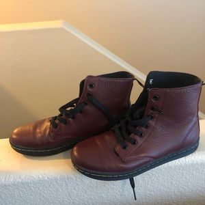 Dr. Martens Leyton
